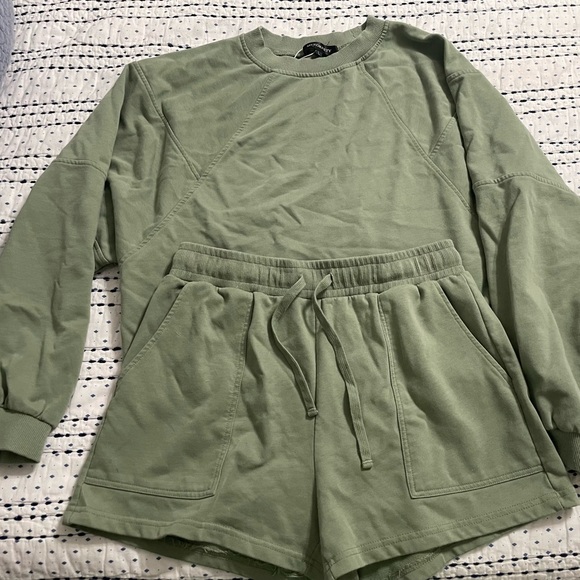 Very cute two piece sweatsuit with long sleeve, cropped sweatshirt and shorts - Picture 2 of 2